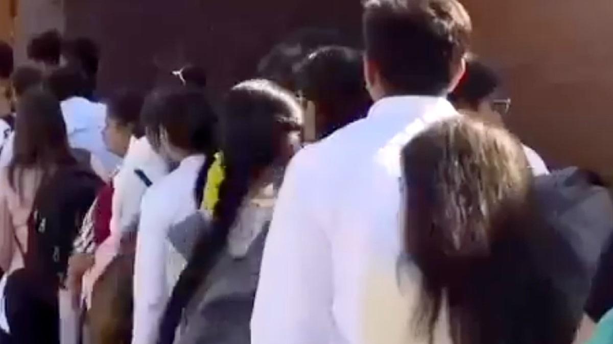 कनाडा में होटल में नौकरी के लिए लंबी कतार में इंतजार कर रहे भारतीय