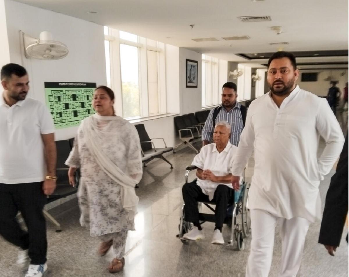 जमीन के बदले नौकरी मामले में लालू, उनके बेटों को दिल्ली कोर्ट से जमानत मिल गई जमीन के बदले नौकरी मामले में लालू, उनके बेटों को दिल्ली कोर्ट से जमानत मिल गई