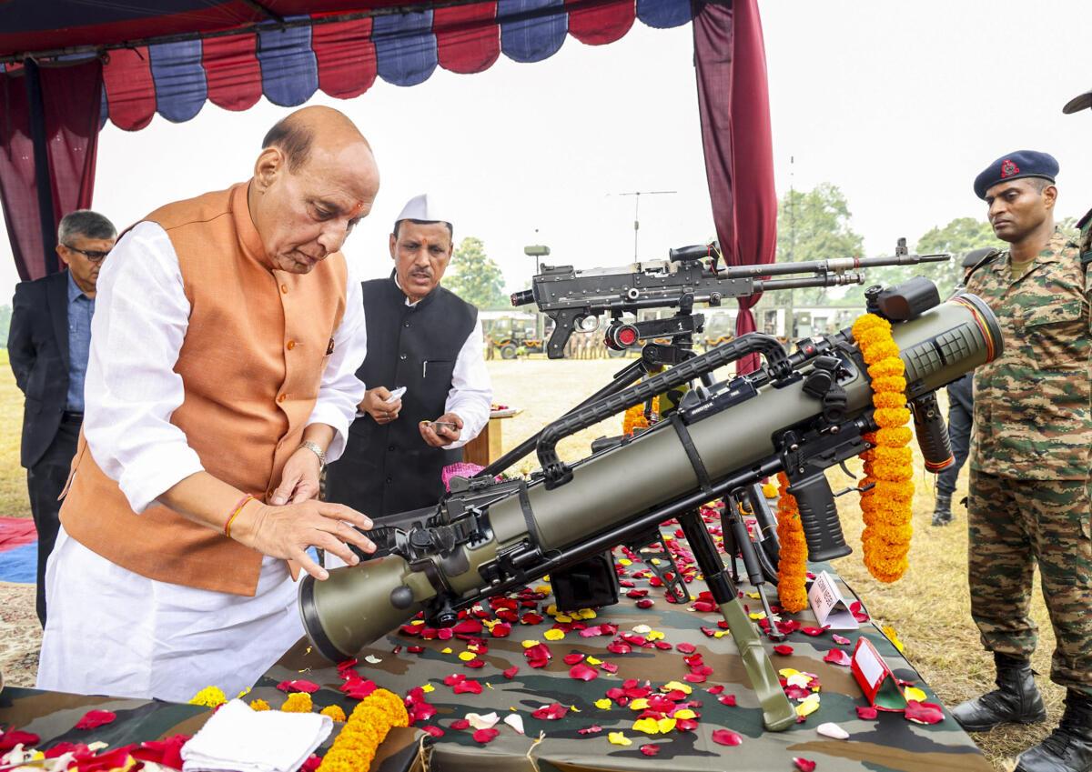 विजयादशमी: मंत्री राजनाथ सिंह ने दार्जिलिंग में सैन्य उपकरणों की पूजा की