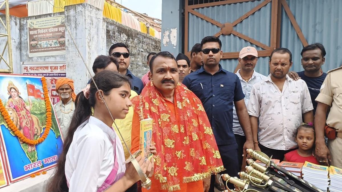 बिहार में बीजेपी विधायक ने लड़कियों के बीच बांटी तलवारें बिहार में बीजेपी विधायक ने लड़कियों के बीच बांटी तलवारें