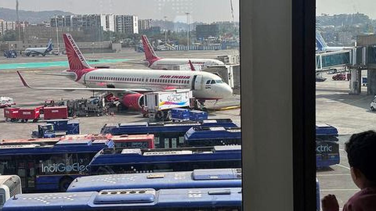 हवाई जहाजों को बम की धमकी, पिछले एक हफ्ते में 50 विमानों की जांच की गई हवाई जहाजों को बम की धमकी, पिछले एक हफ्ते में 50 विमानों की जांच की गई