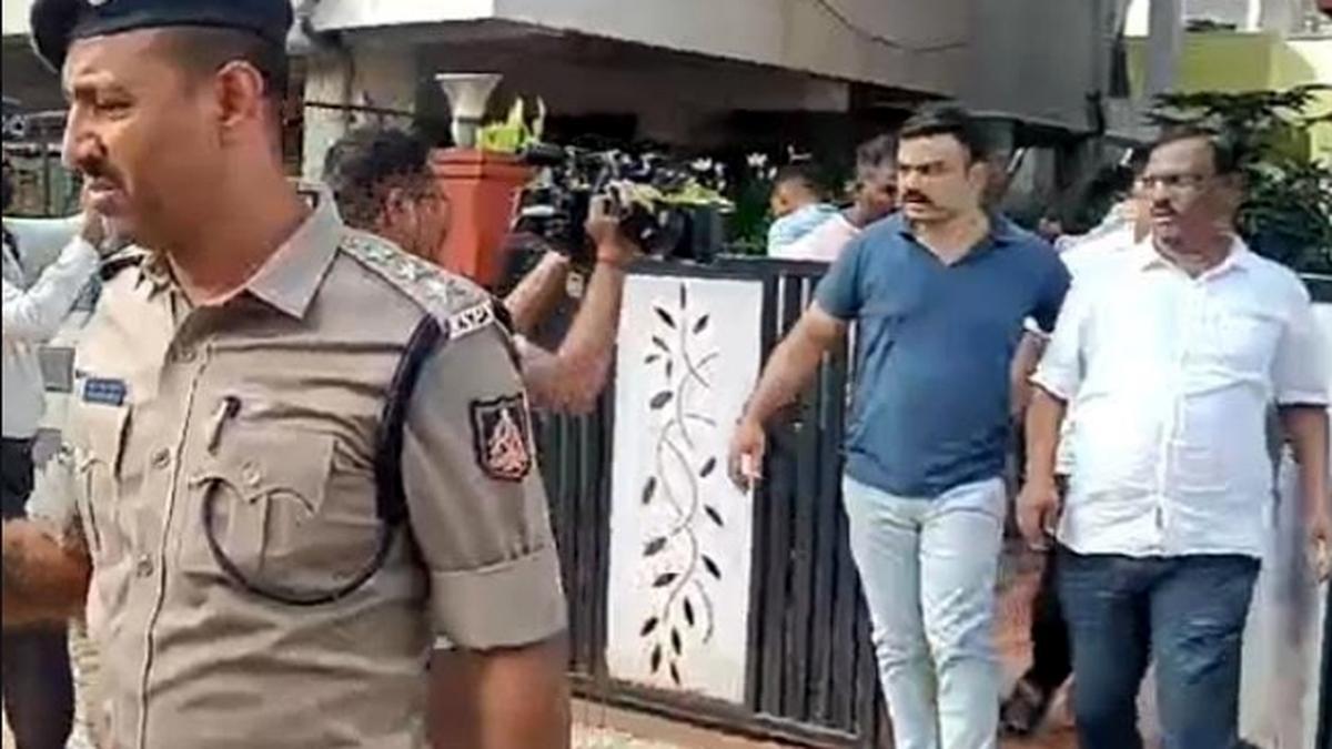 चुनाव टिकट के लिए 2 करोड़ रुपये का घोटाला करने वाले मंत्री प्रहलाद का भाई गिरफ्तार