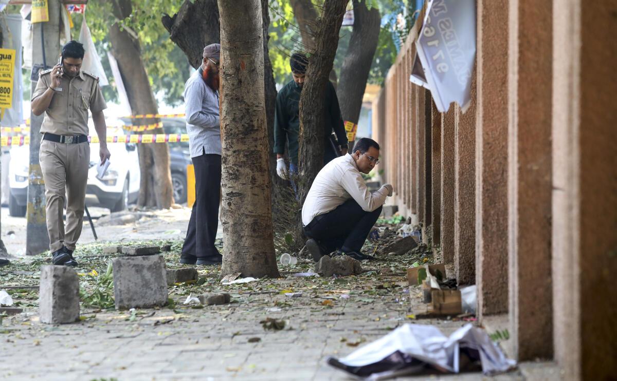 कोई घायल नहीं दिल्ली में सीआरपीएफ स्कूल के पास जोरदार धमाका, शुरुआती जांच में देसी बम विस्फोट की आशंका