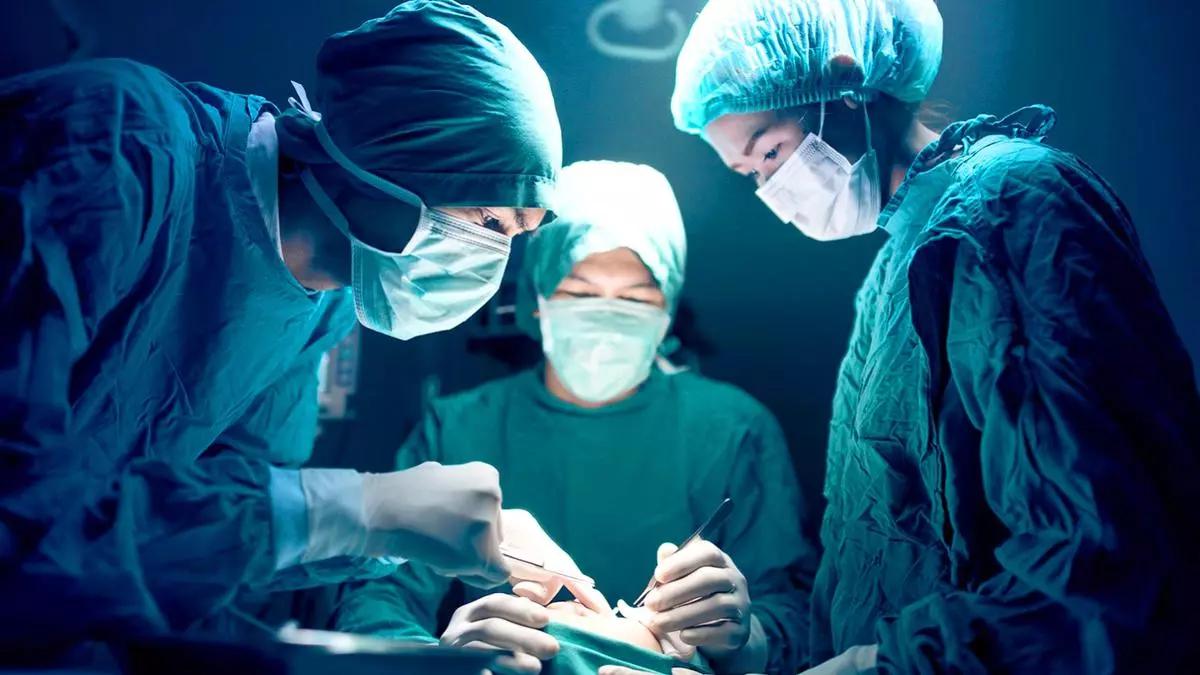 12 साल बाद महिला के पेट से 2 कैंची निकाली गई 12 साल बाद महिला के पेट से 2 कैंची निकाली गई