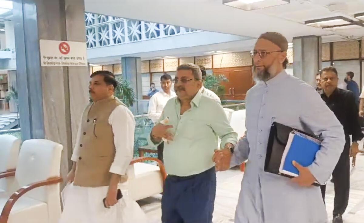 वक्फ विधेयक बैठक में तीखी नोकझोंक के दौरान कांच की बोतल तोड़ने के बाद टीएमसी के कल्याण बनर्जी को निलंबित कर दिया गया वक्फ विधेयक बैठक में तीखी नोकझोंक के दौरान कांच की बोतल तोड़ने के बाद टीएमसी के कल्याण बनर्जी को निलंबित कर दिया गया