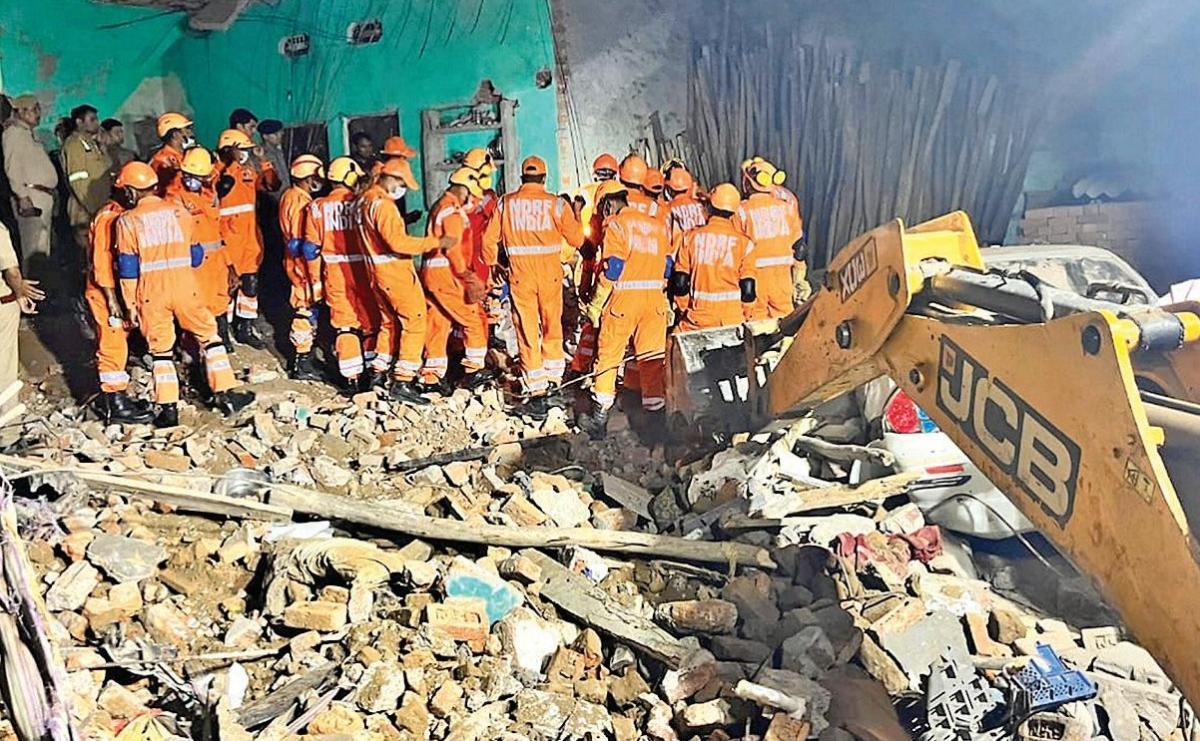 यूपी में ऑक्सीजन सिलेंडर फटने से एक ही परिवार के 6 लोगों की मौत हो गई यूपी में ऑक्सीजन सिलेंडर फटने से एक ही परिवार के 6 लोगों की मौत हो गई