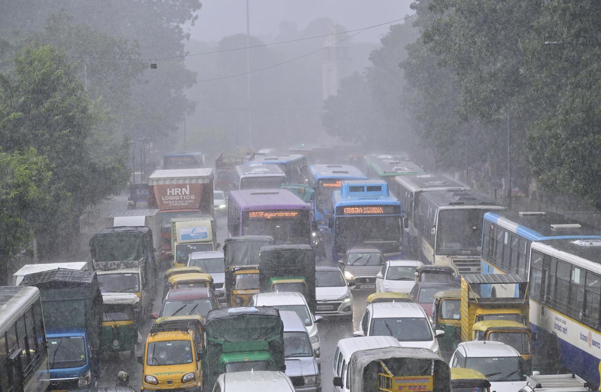 बेंगलुरु में भारी ट्रैफिक, लोगों ने वाहन छोड़कर पैदल यात्रा की
