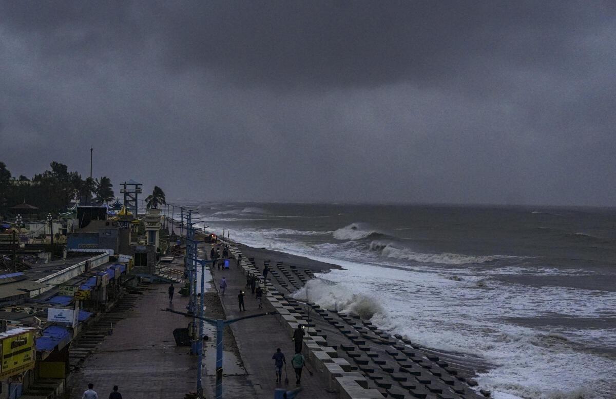 चक्रवात दाना सुबह-सुबह पुरी-सागर द्वीप के बीच पहुंचा, भारी बारिश की चेतावनी