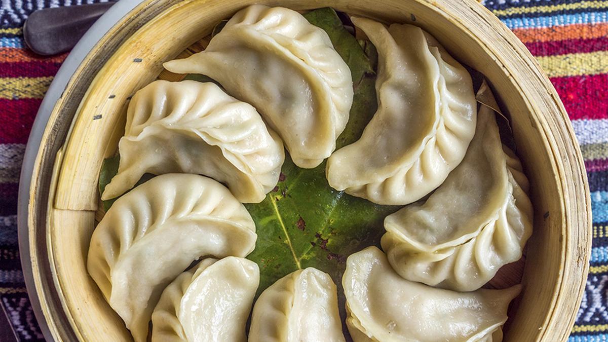 हैदराबाद में मोमोज खाने से महिला की मौत, 50 लोग अस्पताल में भर्ती