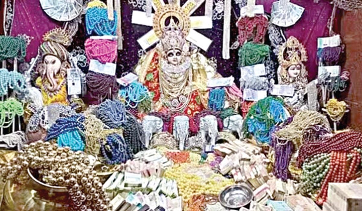 एमपी में दिवाली के लिए भक्तों ने महालक्ष्मी मंदिर में आभूषण दान किए