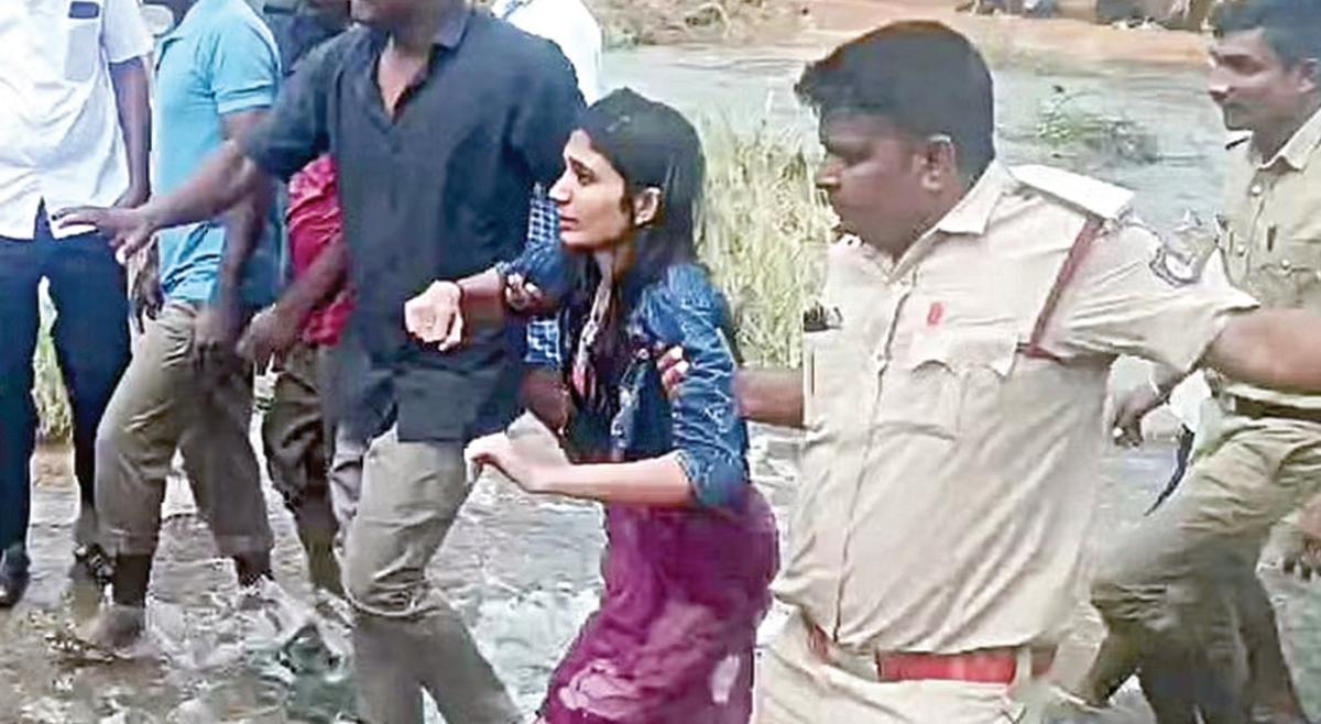 सेल्फी लेते समय कर्नाटक की इंजीनियरिंग छात्रा खाई में गिरी