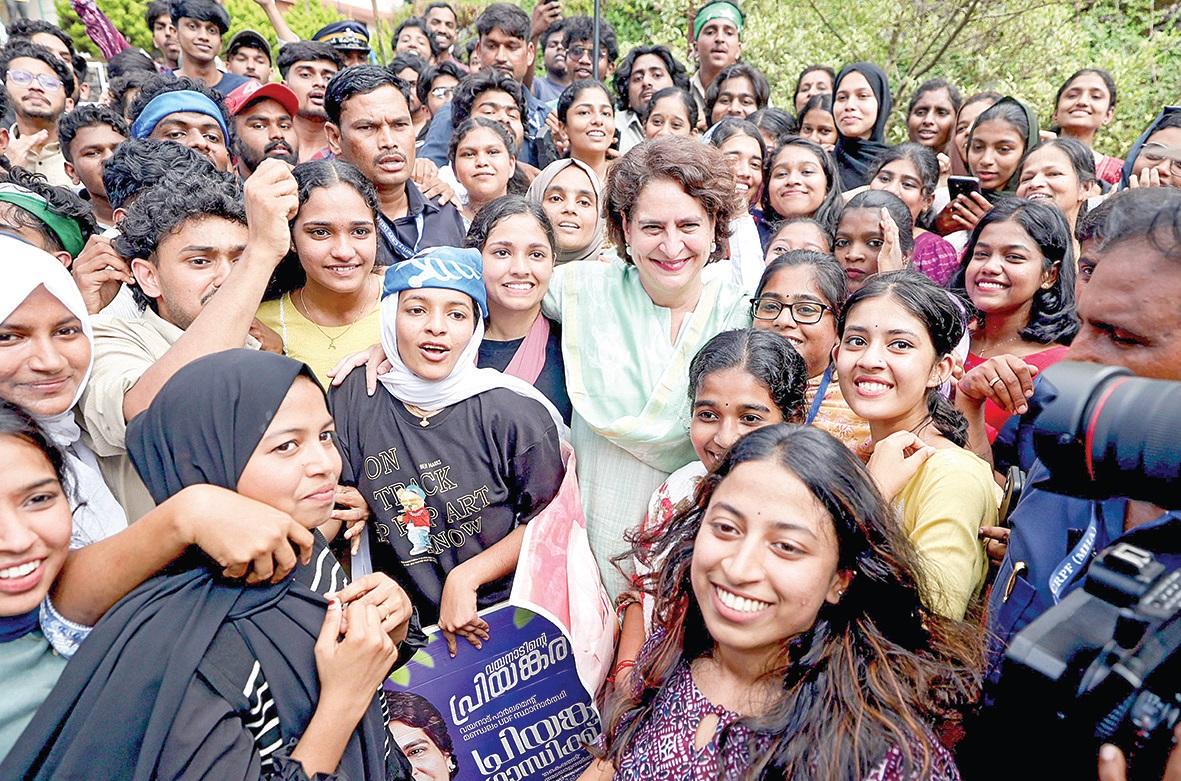 राहुल गांधी ने वायनाड संसदीय क्षेत्र में प्रियंका के समर्थन में प्रचार किया