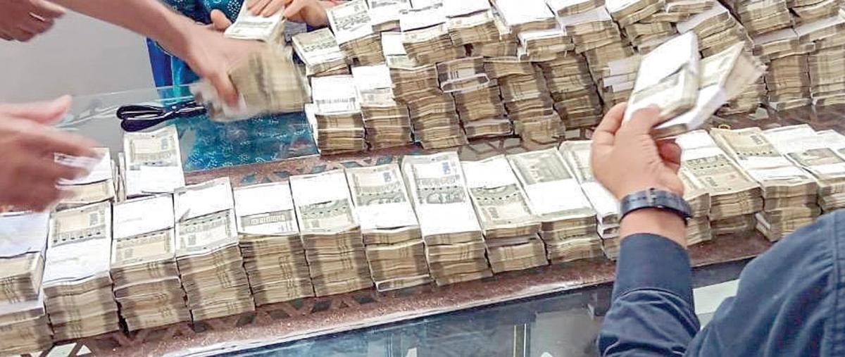 दिल्ली सरकार का कर्मचारी रिश्वत लेने के आरोप में गिरफ्तार, 3.79 करोड़ रुपये की नकदी जब्त दिल्ली सरकार का कर्मचारी रिश्वत लेने के आरोप में गिरफ्तार, 3.79 करोड़ रुपये की नकदी जब्त