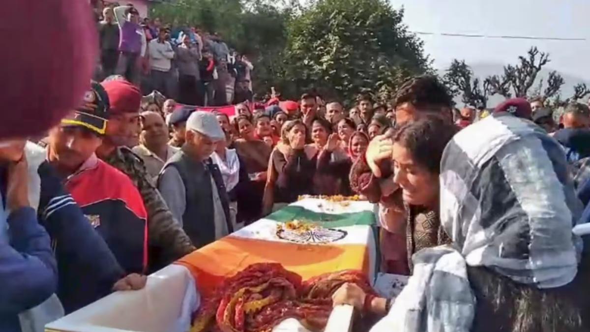 जम्मू-कश्मीर मुठभेड़ में शहीद हुए सेना के अधिकारी राकेश कुमार को हिमाचल के लोगों ने नम आंखों से दी श्रद्धांजलि