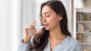 सुबह खाली पेट गर्म पानी पीने से क्या होता है, क्लिक कर जानें
