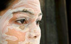 बेसन के साथ इन चीजों को मिलाकर घर पर ही तैयार करें अपना फेस पैक