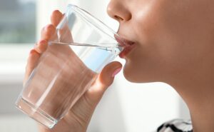 इस चमत्कारी पानी से कमजोरी होती है कोसों दूर, एक बार ज़रूर पिएं इस चमत्कारी पानी से कमजोरी होती है कोसों दूर, एक बार ज़रूर पिएं