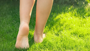 नंगे पैर घूमना स्वास्थ्य के लिए कैसे है लाभदायक, जानिए नंगे पैर घूमना स्वास्थ्य के लिए कैसे है लाभदायक, जानिए