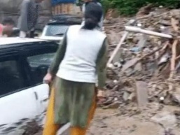 हिमाचल के कोटखाई में बादल फटा, पेट्रोल पंप और कई वाहन मलबे में दबे हिमाचल के कोटखाई में बादल फटा, पेट्रोल पंप और कई वाहन मलबे में दबे