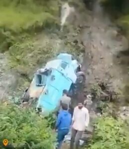 सीआरपीएफ की गाड़ी खाई में गिरी, तीन की मौत, 5 गंभीर घायल