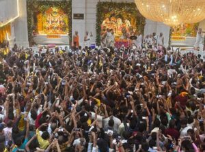 श्रीकृष्ण जन्मोत्सव 2025: इस्कॉन मंदिर में भारी भीड़, बड़ी संख्या में विदेशी श्रद्धालु भी पहुंचे