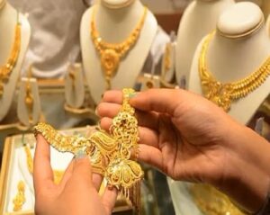 सोना गिरा, चांदी बनी महंगी: 24 कैरेट सोना 99,737 रुपये, चांदी 1.14 लाख प्रति किलो