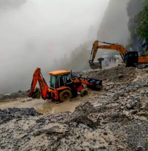 ऋषिकेश-चंबा-उत्तरकाशी मार्ग और बद्रीनाथ राष्ट्रीय राजमार्ग पर मलबा गिरा