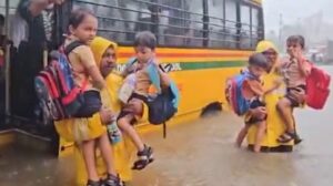 माटुंगा में पानी से भरी बस से सभी छात्र सुरक्षित निकाले गए