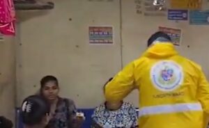 मुंबई में बारिश से उपनगरीय ट्रेन सेवाएँ बाधित, फंसे यात्रियों को बीएमसी की मदद मुंबई में बारिश से उपनगरीय ट्रेन सेवाएँ बाधित, फंसे यात्रियों को बीएमसी की मदद