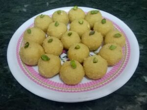 जानिए मावे के लड्डू घर पर कैसे बनते हैं