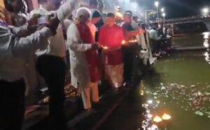मंडला में राज्यपाल मंगुभाई पटेल ने घाट पर की आरती मंडला में राज्यपाल मंगुभाई पटेल ने घाट पर की आरती