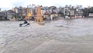 महाराष्ट्र के नासिक जिले में लगातार हो रही मूसलाधार बारिश से हालात गंभीर