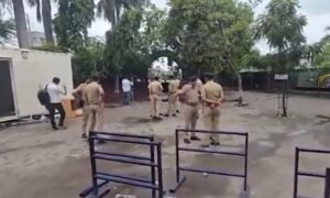 खोकरा स्थित सेवन्त डे स्कूल के बाहर सुरक्षा कड़ी