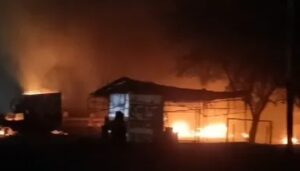 सड़क हादसे से लगी आग, कई लोग झुलसे