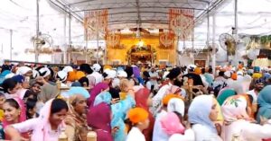 अमृतसर: श्री गुरु ग्रंथ साहिब जी के प्रथम प्रकाश पर्व पर हरमंदिर साहिब में उमड़े श्रद्धालु