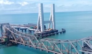 तमिलनाडु: 110 साल पुराने पंबन रेल पुल को हटाने की निविदा जारी, नया पुल बनेगा समुद्र तल से तीन मीटर ऊँचा तमिलनाडु: 110 साल पुराने पंबन रेल पुल को हटाने की निविदा जारी, नया पुल बनेगा समुद्र तल से तीन मीटर ऊँचा