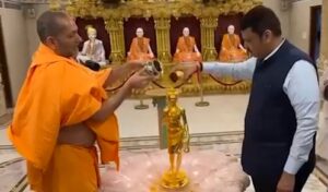 महाराष्ट्र के सीएम देवेंद्र फडणवीस ने किया नीलकंठ वर्णी का अभिषेक