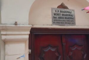 आप नेता सौरभ भारद्वाज के घर के बाहर ईडी की छापेमारी के दृश्य