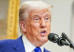 ट्रम्प का नया आदेश, झंडा जलाने पर जेल, प्रवासियों पर सख्ती ट्रम्प का नया आदेश, झंडा जलाने पर जेल, प्रवासियों पर सख्ती