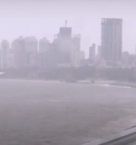 मुंबई में बारिश से जनजीवन प्रभावित, इंदौर में हादसा