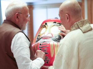 टोक्यो में मोदी का भव्य स्वागत, पुजारी ने दारुमा गुड़िया भेंट की