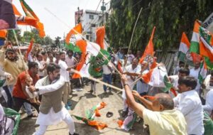 कांग्रेस मुख्यालय के बाहर बीजेपी का प्रदर्शन