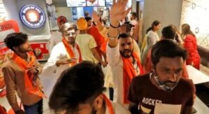 आगरा: बजरंग दल कार्यकर्ताओं का होटल में हंगामा, युवक की पिटाई, वीडियो वायरल आगरा: बजरंग दल कार्यकर्ताओं का होटल में हंगामा, युवक की पिटाई, वीडियो वायरल