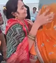 17 साल बाद मिली बिछड़ी मां-बेटी, बेटे की आंखों में छलक आए आंसू