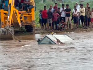 बिजनौर में कार गुला नदी में गिरी, ग्रामीणों ने बचाई ड्राइवर की जान बिजनौर में कार गुला नदी में गिरी, ग्रामीणों ने बचाई ड्राइवर की जान