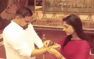 विधानसभा में राखी का अनोखा नज़ारा, बहन ने मांगा पूरे महीने का भत्ता