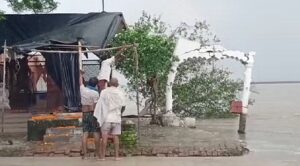 यूपी में बारिश से नदियों का जलस्तर बढ़ा, बुलंदशहर में मंदिर बहा