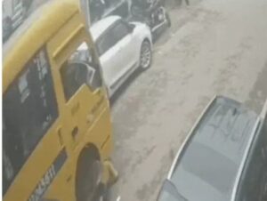 मुरादाबाद में दर्दनाक हादसा, बस ने बैंक क्लर्क को 100 मीटर तक घसीटा, हेलमेट से बची जान