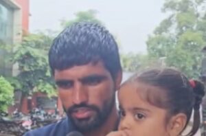 बारिश और भूस्खलन के बीच फंसी महिला को हेलीकॉप्टर से अस्पताल पहुंचाया बारिश और भूस्खलन के बीच फंसी महिला को हेलीकॉप्टर से अस्पताल पहुंचाया