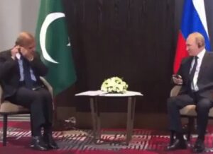 पिछले 3 साल से कान में एयरफोन लगाना न सीख पाए पाक पीएम